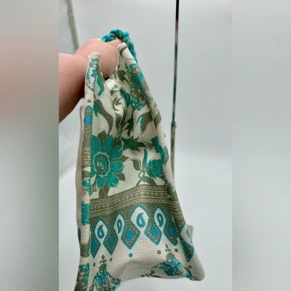 NWOT Vince Camuto Printed‎ Large Canvas Tote - Picture 4 of 7